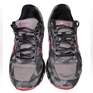 Asics Women’s Size 6 Color is Black and Pink.